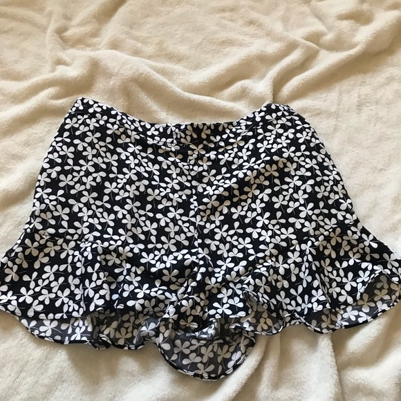 Who What Wear Pants - NWT!! Black/white ruffle shorts! 🖤